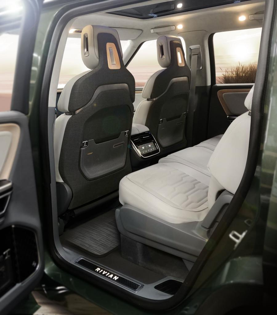 Интерьер Rivian R1S 2018 года  (фото 3 из 33)
